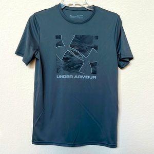 Boys grey Under Armour shirt in size youth extra large